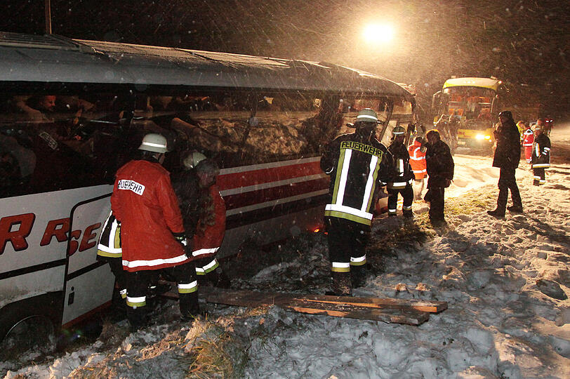 Der voll besetzte Reisebus rutscht in den Straßengraben.