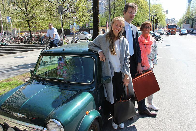 So strahlen nur Sieger: Nina Eichinger (l.) posiert mit Anwalt Joachim Schwarzenau und Freundin Sabine nach der Verhandlung vor ihrem Mini. Foto: jot