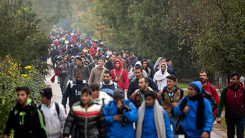 Nach der Sperrung der ungarisch-kroatischen Grenze machen sich zahllose Flüchtlinge auf den Weg nach Slowenien. Jetzt gab die ungarische Regierung bekannt, dass an der slowenischen Grenze Kontrollen eingeführt werden. Nach der Sperrung der ungarisch-kroatischen Grenze machen sich zahllose Flüchtlinge auf den Weg nach Slowenien. Jetzt gab die ungarische Regierung bekannt, dass an der slowenischen Grenze Kontrollen eingeführt werden.