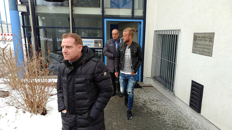 Christian Gytkjaer auf dem Vereinsgelände des TSV 1860 München. Möglicherweise der nächste Löwen-Neuzugang. Vorneweg sein Berater, im Hintergrund befindet sich 1860-Geschäftsführer Power.