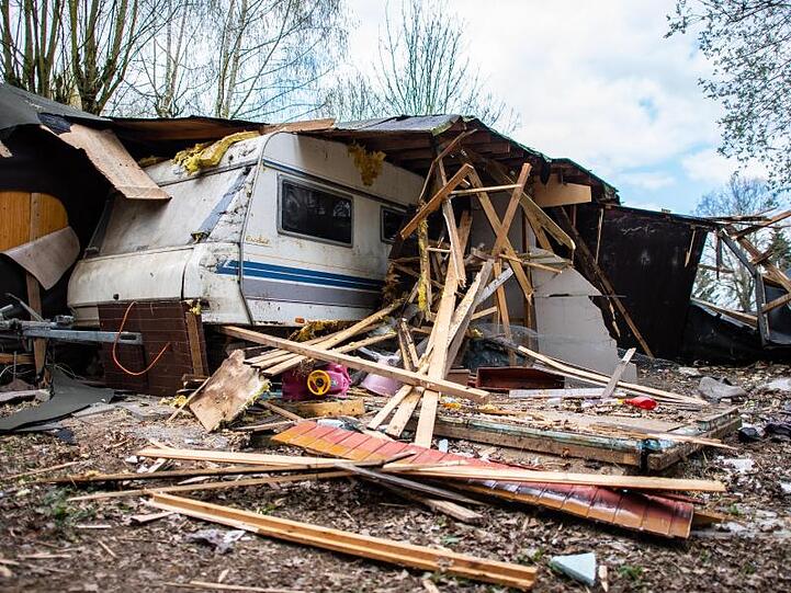 Die zum Teil abgerissene Parzelle des mutmaßlichen Täters auf dem Campingplatz in Lügde.