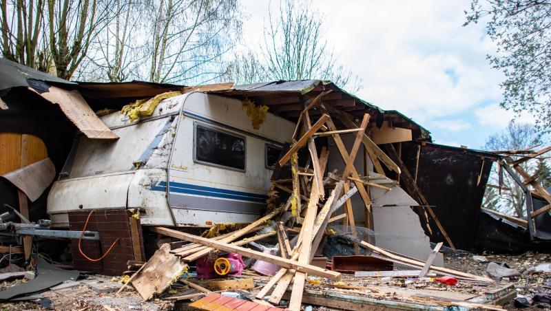 Die zum Teil abgerissene Parzelle des mutmaßlichen Täters auf dem Campingplatz in Lügde. Die zum Teil abgerissene Parzelle des mutmaßlichen Täters auf dem Campingplatz in Lügde.