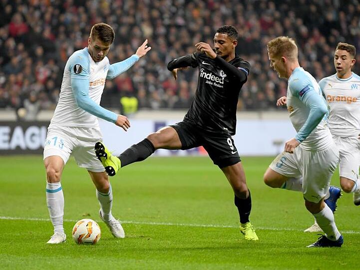 Frankfurts Sebastien Haller (M) zwischen zwei Marseille-Spielern.