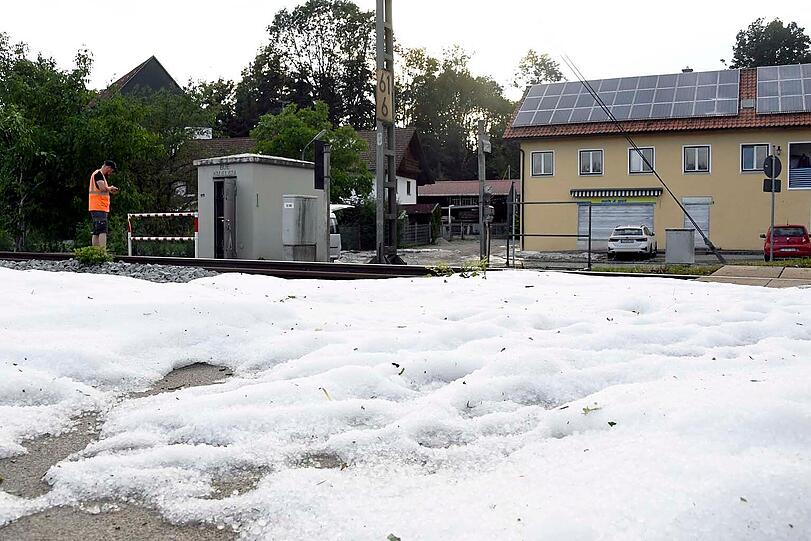 Im nördlichen Landkreis Freising richtete ein schwerer Hagelsturm am Nachmittag große Schäden an.