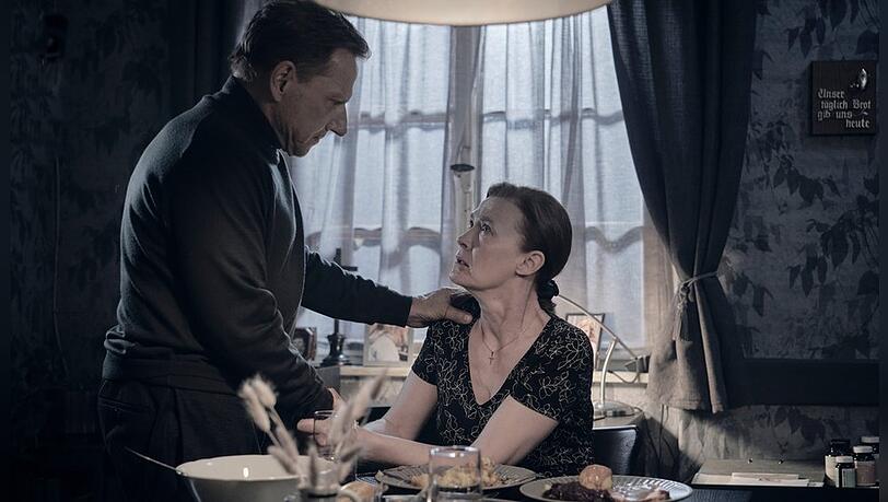 Kommissar Lannert (Richy Müller) kümmert sich um die verzweifelte Gastwirtin Luise Riedle (Julika Jenkins) nach einem Selbstmordversuch mit Knödeln.