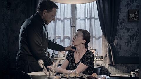 Kommissar Lannert (Richy Müller) kümmert sich um die verzweifelte Gastwirtin Luise Riedle (Julika Jenkins) nach einem Selbstmordversuch mit Knödeln.