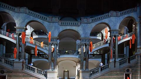 Beethovens &bdquo;Fidelio&ldquo; in Andreas Wiedermanns Inszenierung in der Zentralhalle des Justizpalasts am Stachus. Das zwischen 1890 und 1897 errichtete Geb&auml;ude entwarf der Architekten Friedrich von Thiersch.