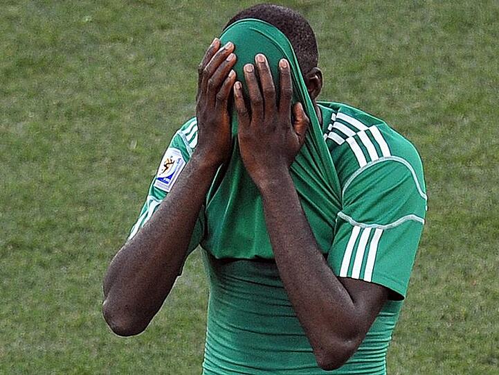 Nigerias Sani Kaita schlägt nach der Roten Karte die Hände über dem Kopf zusammen.