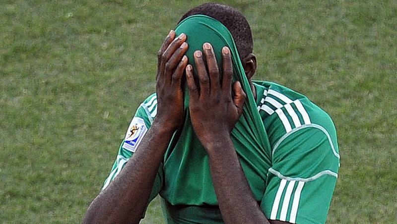 Nigerias Sani Kaita schlägt nach der Roten Karte die Hände über dem Kopf zusammen. Nigerias Sani Kaita schlägt nach der Roten Karte die Hände über dem Kopf zusammen.