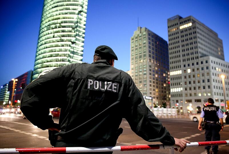 Das Ritz Carlton am Potsdamer Platz: Hier wohnt US-Präsident Barack Obama. Vor dem Gebäude haben sich gepanzerte Fahrzeuge der Polizei postiert. Die Eindrücke vom Mittwochmorgen.