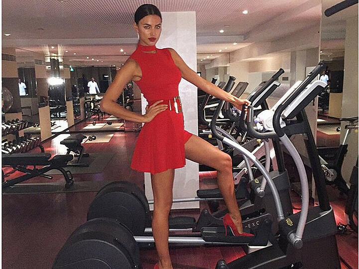 Auf High-Heels lässt es sich scheinbar nicht nur gut gehen - Model Irina Shayk legt sogar ein spontanes Work-Out hin
