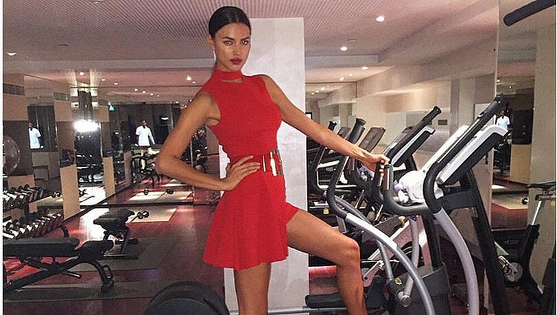 Auf High-Heels lässt es sich scheinbar nicht nur gut gehen - Model Irina Shayk legt sogar ein spontanes Work-Out hin Auf High-Heels lässt es sich scheinbar nicht nur gut gehen - Model Irina Shayk legt sogar ein spontanes Work-Out hin
