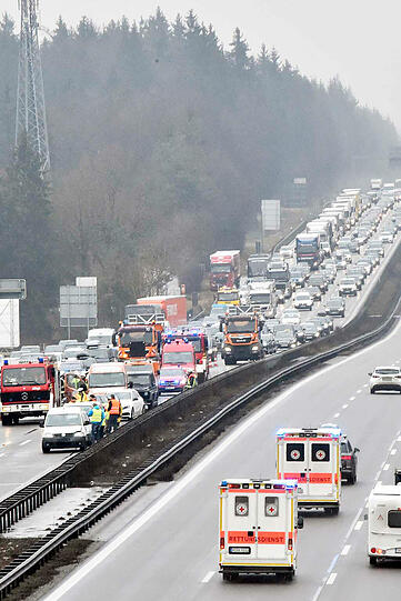 Unfall auf der A8 beim Holfoldinger Forst. Die Bilder.