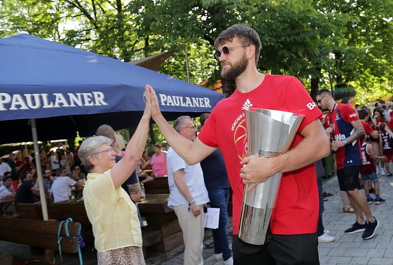 Danilo Barthel klatscht mit einem Fan ab.