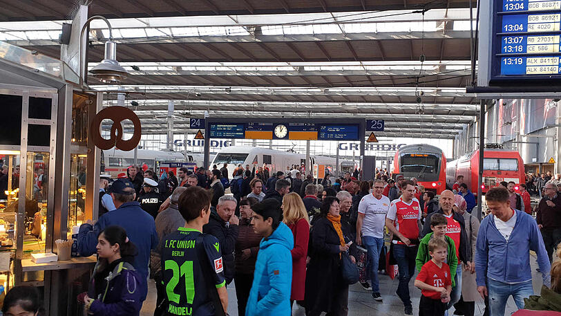 Mit dem ICE kommen Hunderte Union-Fans im Hauptbahnhof an.