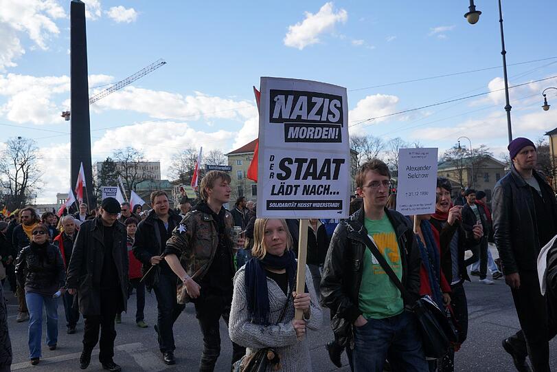 Tausende Demonstranten haben vor dem Start des NSU-Prozesses in München an das Schicksal der Opfer erinnert. Sie verlangten einen konsequenten Kampf gegen die braune Gefahr. Die Bilder!