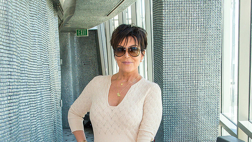 Kris Jenner wirkt elegant und stilvoll in ihrem cremefarbenen Sommerkleid Kris Jenner wirkt elegant und stilvoll in ihrem cremefarbenen Sommerkleid