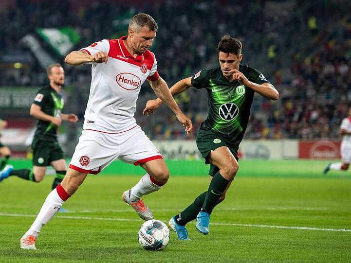 Düsseldorfs Oliver Fink (l) und Wolfsburgs Josip Brekalo kämpfen um den Ball.