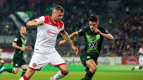 Düsseldorfs Oliver Fink (l) und Wolfsburgs Josip Brekalo kämpfen um den Ball.