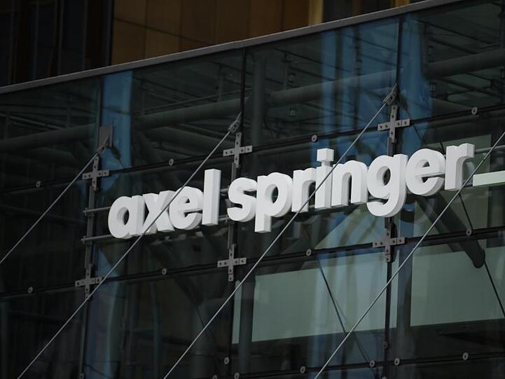 Schriftzug von Axel Springer an der Zentrale in Berlin.