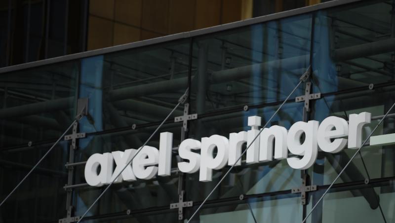 Schriftzug von Axel Springer an der Zentrale in Berlin. Schriftzug von Axel Springer an der Zentrale in Berlin.