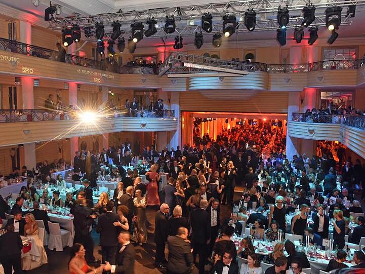 Gäste tanzen und feiern beim 45. Deutschen Filmball im Bayerischen Hof in München (Bayern). Foto: Ursula Düren/Archiv