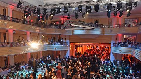 Gäste tanzen und feiern beim 45. Deutschen Filmball im Bayerischen Hof in München (Bayern). Foto: Ursula Düren/Archiv