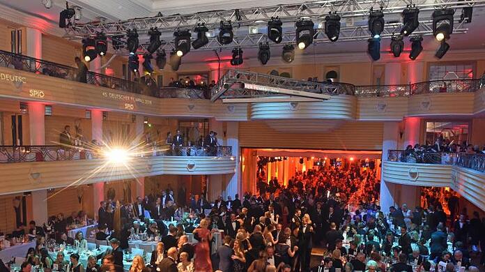 Gäste tanzen und feiern beim 45. Deutschen Filmball im Bayerischen Hof in München (Bayern). Foto: Ursula Düren/Archiv