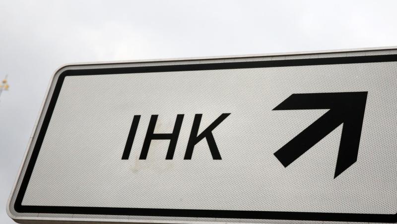 Ein Schild weißt auf die IHK hin. Foto: Bernd Wüstneck/zb/dpa Ein Schild weißt auf die IHK hin. Foto: Bernd Wüstneck/zb/dpa