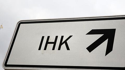 Ein Schild weißt auf die IHK hin. Foto: Bernd Wüstneck/zb/dpa