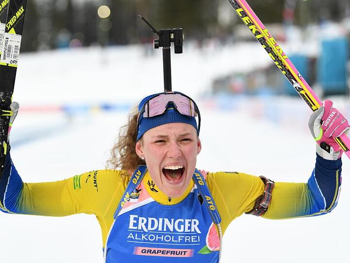 Holte sich im Einzel über 15 Kilometer den Sieg: Hanna Oeberg aus Schweden jubelt im Ziel.