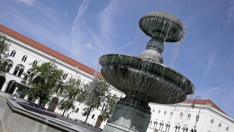 Der Brunnen vor dem Hauptgebäude der Ludwig-Maximilians-Universität.