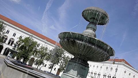 Der Brunnen vor dem Hauptgebäude der Ludwig-Maximilians-Universität.