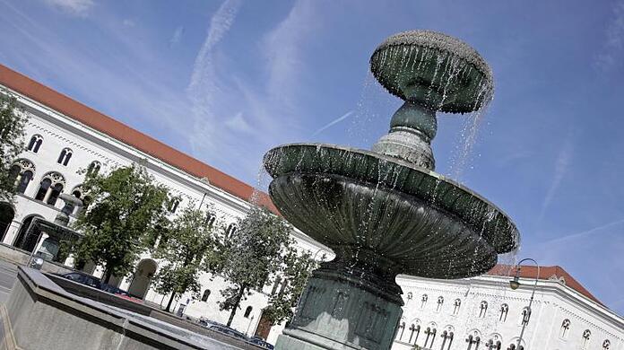 Der Brunnen vor dem Hauptgebäude der Ludwig-Maximilians-Universität.
