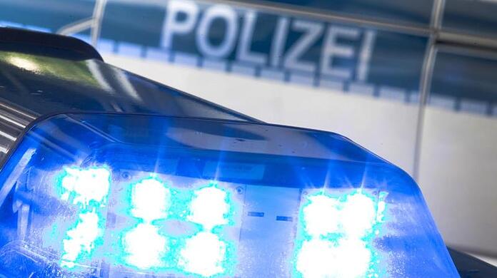 Ein Blaulicht leuchtet auf dem Dach eines Polizeiwagens.