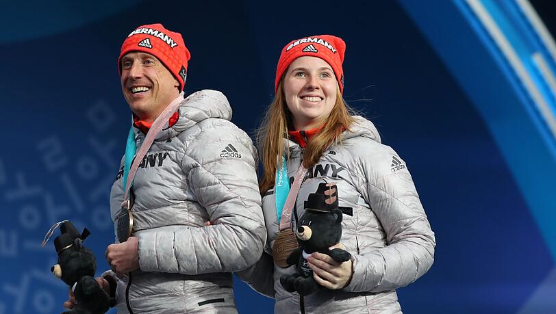 Clara Klug und ihr Guide Martin Härtl aus Deutschland freuen sich über ihre Bronzemedaille im Biathlon 12,5 km Damen, sehbehindert.