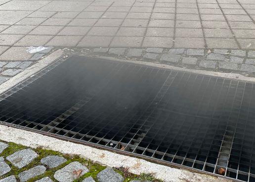 Rauch dringt aus einem Kellerschacht der Tiefgarage Rauch dringt aus einem Kellerschacht der Tiefgarage