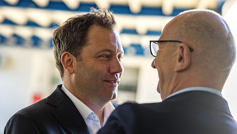SPD-Chef Lars Klingbeil dringt auf die Prüfung eines AfD-Verbotsverfahrens. Hier im Gespräch mit Dietmar Woidke (r), Brandenburgs Ministerpräsident und SPD-Landesvorsitzender.