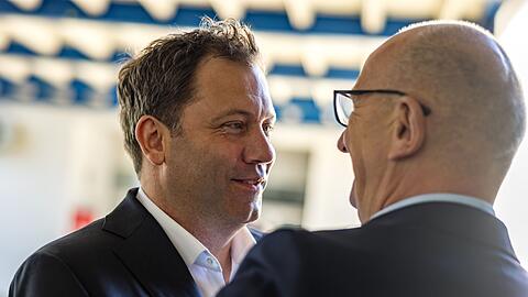 SPD-Chef Lars Klingbeil dringt auf die Prüfung eines AfD-Verbotsverfahrens. Hier im Gespräch mit Dietmar Woidke (r), Brandenburgs Ministerpräsident und SPD-Landesvorsitzender.