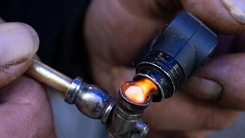 Meistens wird Crack in einer Pfeife geraucht, in seltenen F&auml;llen wird es gespritzt. (Archivbild)