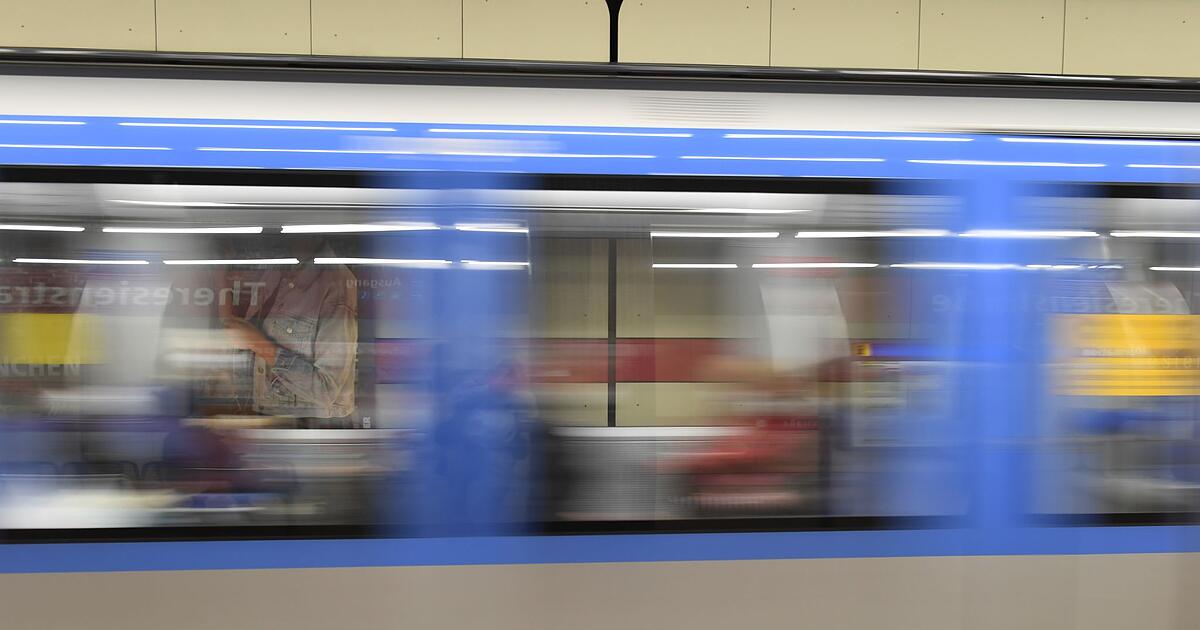 Weihnachtsm-nner-verteilen-rechtsextreme-Flyer-in-U-Bahn