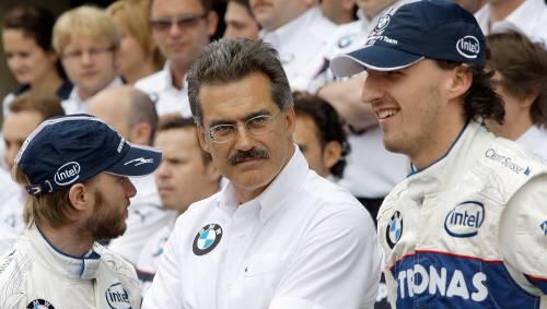 Sorgenvoller Blick in die Zukunft: Motorsportdirektor Mario Theissen mit seinen Fahrern Nick Heidfeld (links) und Robert Kubica. Sorgenvoller Blick in die Zukunft: Motorsportdirektor Mario Theissen mit seinen Fahrern Nick Heidfeld (links) und Robert Kubica.