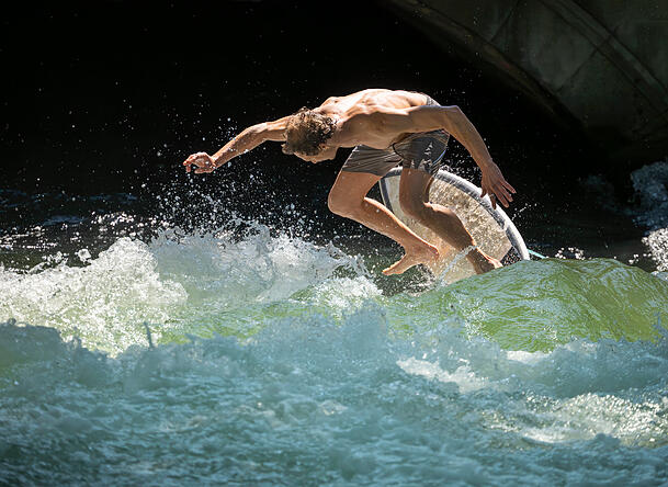 Ein Surfer auf der Eisbachwelle im Englischen Garten in M&uuml;nchen.
