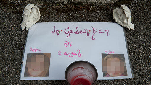 "Gedenken an zwei Engel" hat jemand auf diesen Zettel geschrieben. Er liegt vor dem Haus, in dem Chiara und Sharon ermordet wurden. "Gedenken an zwei Engel" hat jemand auf diesen Zettel geschrieben. Er liegt vor dem Haus, in dem Chiara und Sharon ermordet wurden.