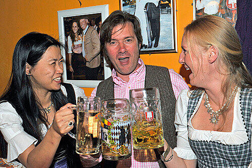 Prost! DJ John Jürgens, seine Frau Hayah (l) und die Schauspielerin Caroline Fink.