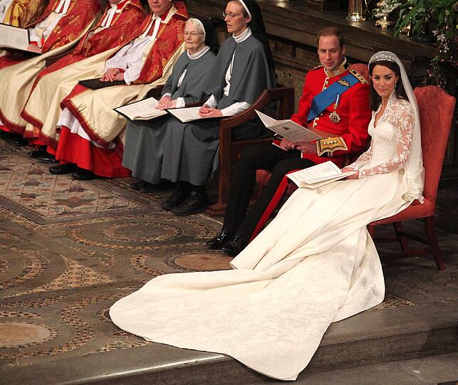 William und Kate nehmen in der Kirche Platz.