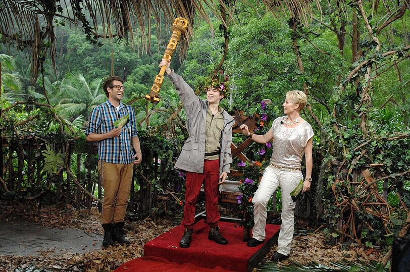 Finale beim Dschungelcamp 2013: Joey ist Dschungelkönig und wird von seiner Freundin Jacky überrascht.