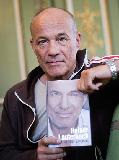 Lauterbach hält sein Buch "Man lebt nur zweimal" im Hotel Bayerischer Hof in München in den Händen.