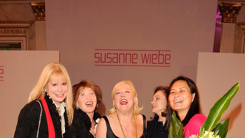 Ihre neue Kollektion wurde gefeiert: Susanne Wiebe (m.) mit Holde Heuer, Dunja Siegel, Ann Katrin Bauknecht und Mishu Shresta (v.l.) Ihre neue Kollektion wurde gefeiert: Susanne Wiebe (m.) mit Holde Heuer, Dunja Siegel, Ann Katrin Bauknecht und Mishu Shresta (v.l.)