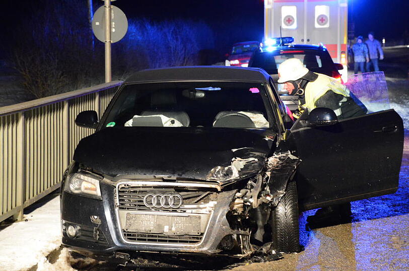 Der Fahrer eines Audis krachte in einen querstehenden BMW. Der wurde in einen angrenzenden Straßengraben geschleudert.